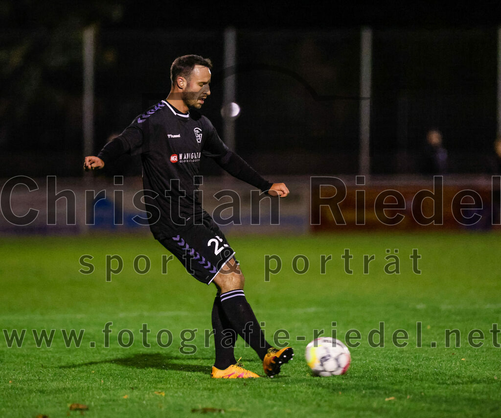 2023-10-27_066_VfB_Hallbergmoos_gegen_FC_Schwaig | Hallbergmoos, Deutschland, 27.10.2023:
Fußball, Landesliga Südost 2023 / 2024, 18. Spieltag, VfB Hallbergmoos gegen FC Schwaig, Endergebnis: 2:3

Nils Ehret (FC Schwaig, #25)

Foto: Christian Riedel / fotografie-riedel.net