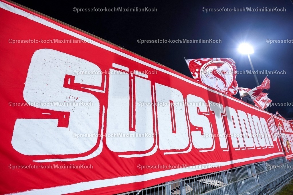 FKo26022601047 | 26.02.2026, Fußball, Landespokal Mittelrhein, SC Fortuna Köln - TSV Alemannia Aachen, Südstadion, Viertelfinale Bitburger-Pokal, Saison 2025 2026: Schriftzug Banner Südstadion Logo Fans Tribüne  DFB regulations prohibit any use of photographs as image sequences and or quasi-video.