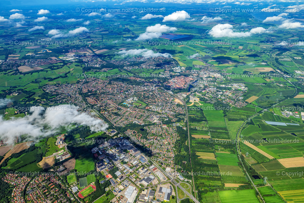 Stade_Hoch_ELS_0809200823 | STADE 20.08.2023 Stadtgebiet mit Außenbezirken und Innenstadtbereich am Rand von landwirtschaftlichen Feldern und Ackerflächen in Stade im Bundesland Niedersachsen, Deutschland. // Urban area with outskirts and inner city area on the edge of agricultural fields and arable land in Stade in the state Lower Saxony, Germany. Foto: Martin Elsen