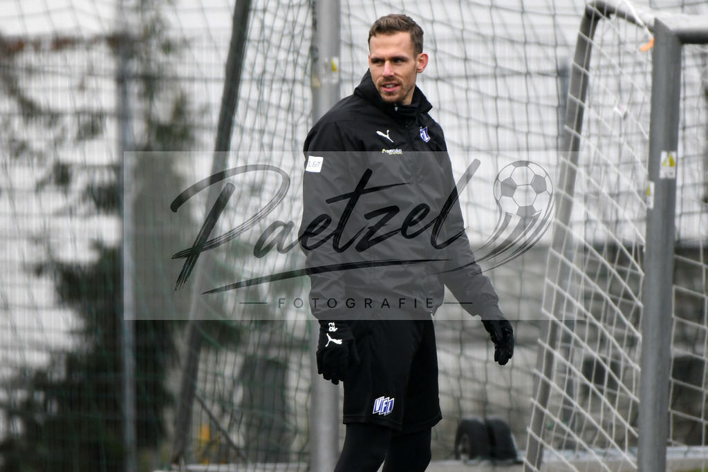 20200203_TRAOSN_0005 | Fußball, Herren: Maurice Trapp (VfL Osnabrueck) schaut waehrend der Trainingseinheit des VfL Osnabrueck im Sportpark Illoshoehe am 03.02.2020 in Osnabrueck, Deutschland. - Realisiert mit Pictrs.com