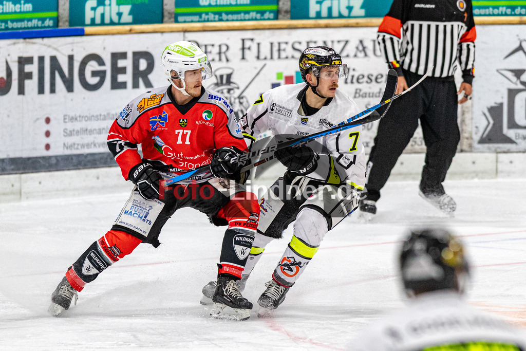 TSV Peißenberg Miners vs ERSC Amberg Wild Lions | Eishockey Bayernliga 2023/2024, TSV Peißenberg Miners vs ERSC Amberg Wild Lions,
Duell zwischen Lukas KLUGHARDT (Wild Lions 7) und Bernhard SCHMID (Miners 77),
2023-10-27 in Peißenberg (Eisstadion)
7 Lukas KLUGHARDT (Wild Lions 7), 77 Bernhard SCHMID (Miners 77)
Copyright: WolfgangxLindner foto-lindner.de