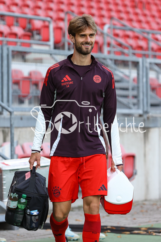 1. FC Nürnberg II - FC Bayern Amateure | im Bild Luca DENK (FCB #16) vor der Partie in Nuernberg / Freisteller / Einzelfoto