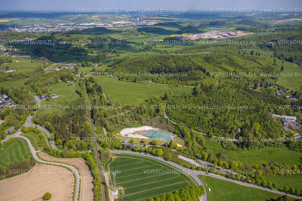 Brilon240503668 | Luftbild, Waldfreibad Gudenhagen mit wenig Wasser, umgeben von Wiesen und Feldern, Waldgebiet mit Fernsicht, Gudenhagen, Brilon, Sauerland, Nordrhein-Westfalen, Deutschland