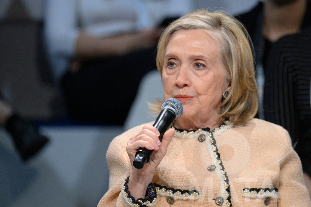 _DWA0229 | Die US-Politikerin Hillary Clinton auf der Veranstaltung Girls Just Want to Have Fundamental Rights: Fighting the Global Pushback im Rahmen der Münchner Sicherheitskonferenz 2026. München, 14.02.2026 Bayern Deutschland - Realisiert mit Pictrs.com