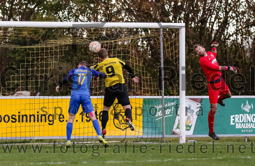 2023-11-11_053_FC_Moosinning_gegen_TSV_Peterskirchen | Moosinning, Deutschland, 11.11.2023:
Fußball, Bezirksliga Oberbayern Ost 2023 / 2024, 17. Spieltag, FC Moosinning gegen TSV Peterskirchen, Endergebnis: 5:0

Thomas Maier (TSV Peterskirchen, #17), Peter Werndl (FC Moosinning, #9), Torwart Markus Mittermaier (TSV Peterskirchen, #1)

Foto: Christian Riedel / fotografie-riedel.net