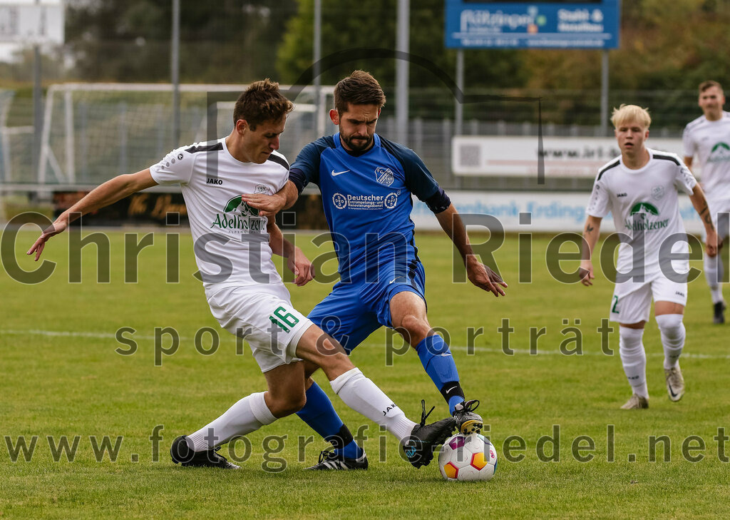 2023-10-14_025_FC_Langengeisling_gegen_TSV_Siegsdorf | Erding, Deutschland, 14.10.2023:
Fußball, Bezirksliga Oberbayern Ost 2023 / 2024, 13. Spieltag, FC Langengeisling gegen TSV Siegsdorf, Endergebnis: 3:0

Florian Aigner (TSV Siegsdorf, #16), Lucas Seeholzer (FC Langengeisling, #2)

Foto: Christian Riedel / fotografie-riedel.net