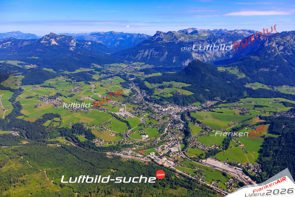 Die Luftaufnahme der Stadt Bad Aussee wurde 2017 vom Flugzeug heraus erstellt ( keine Drohne )- hohe Auflösung für beste Qualität