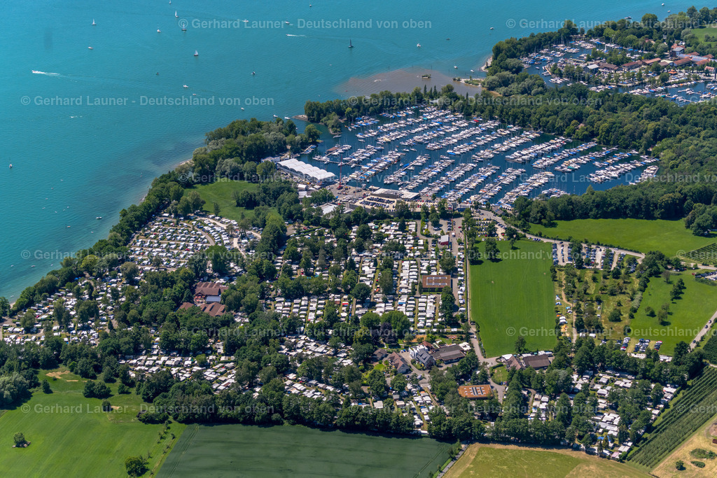 4031618 | KRESSBRONN AM BODENSEE 12.06.2020 Sportboot- Anlegestellen und Bootsliegeplätzen am Uferbereich des Bodensee im Ortsteil Schnaidt in Kressbronn am Bodensee im Bundesland Baden-Württemberg, Deutschland. Weiterführende Informationen bei: ULTRAMARIN Die Meichle + Mohr Marina. // Pleasure boat marina with docks and moorings on the shore area of Lake of Constance in the district Schnaidt in Kressbronn am Bodensee in the state Baden-Wuerttemberg, Germany. Further information at: ULTRAMARIN Die Meichle + Mohr Marina. Foto: Gerhard Launer