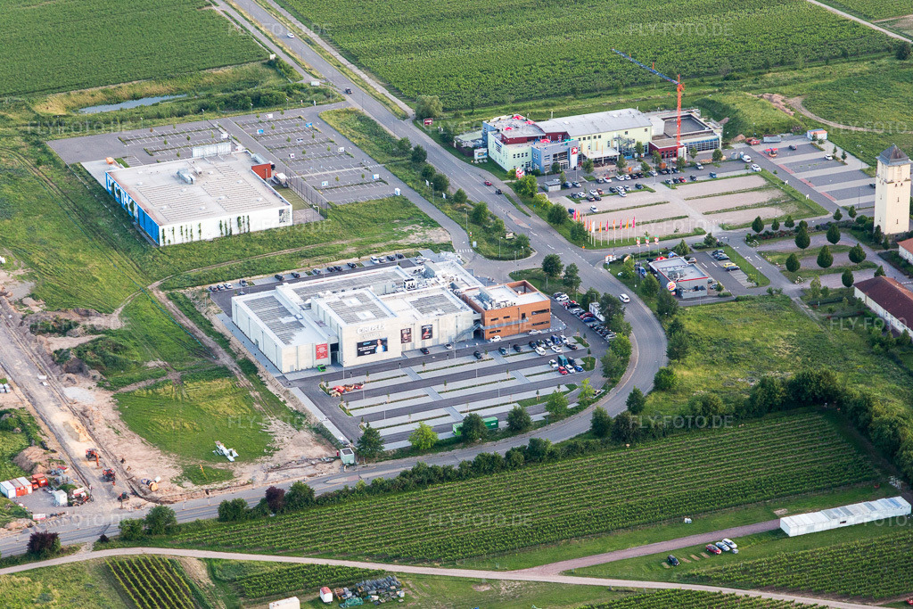 Luftbild: Cineplex Decathlon in Neustadt an der Weinstraße im Bundesland Rheinland-Pfalz in Deutschland. Foto: IMG_107751.jpg vom 03.06.2018 durch Werner Riehm/FLY-FOTO.de