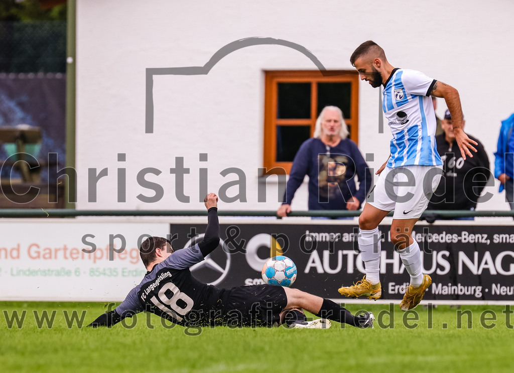 2023-08-05_121_FC_Langengeisling_gegen_SVN_Muenchen | Erding, Deutschland, 05.08.2023:
Fußball, Bezirksliga Oberbayern Ost 2023 / 2024, 2. Spieltag, FC Langengeisling gegen SVN München, Endergebnis: 1:3

Paul Bucher (FC Langengeisling, #18), Baran Sagiroglu (SVN München, #2)

Foto: Christian Riedel / fotografie-riedel.net