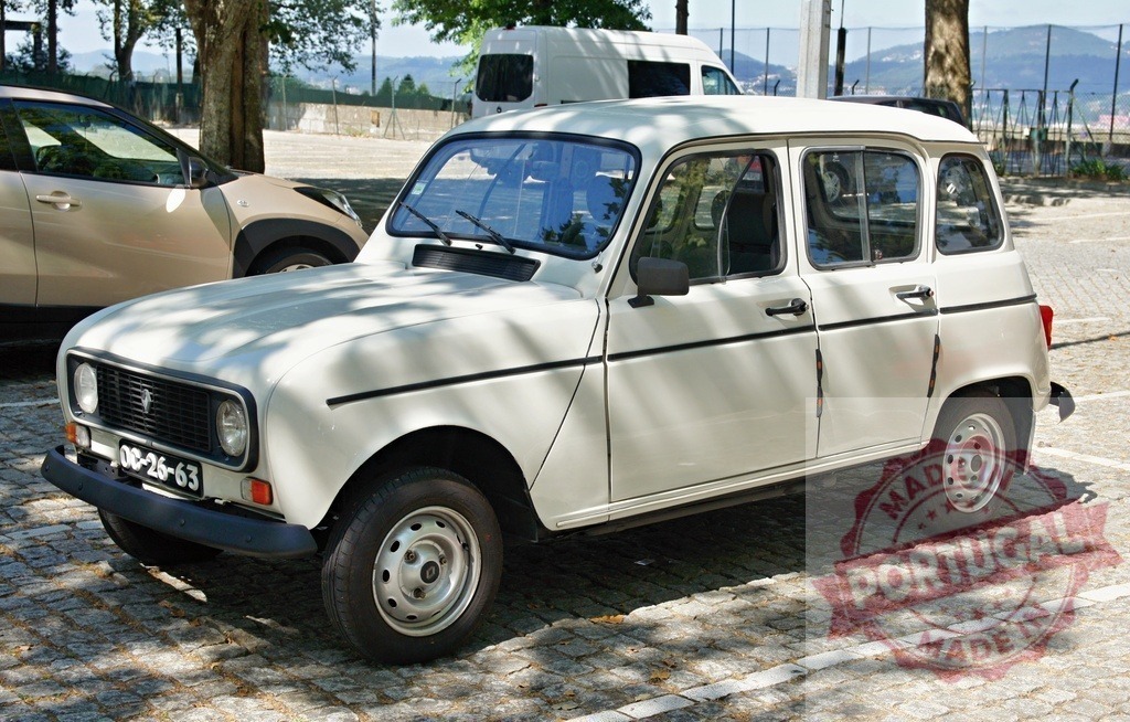 White Renault 4L parked on a cobblestone street is enjoying summer holidays | Classic white Renault 4L is parked on a cobblestone street under the shade of trees during summer - Realisiert mit Pictrs.com