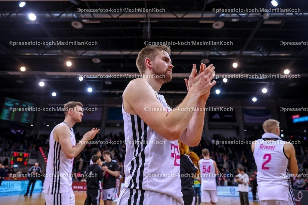 BCL08012501094 | 08.01.2025, Basketball Champions League, 1. Spiel Play-In, Telekom Baskets Bonn - Pallacanestro Reggiana, Telekom Dome: Enttäuschung nach der Knappen Niederlage der Bonner Mannschaft. Das Team steht niedergeschlagen auf dem Spielfeld und bedankt sich bei den Fans für die Unterstützung. Till Pape (Telekom Baskets Bonn #19)
