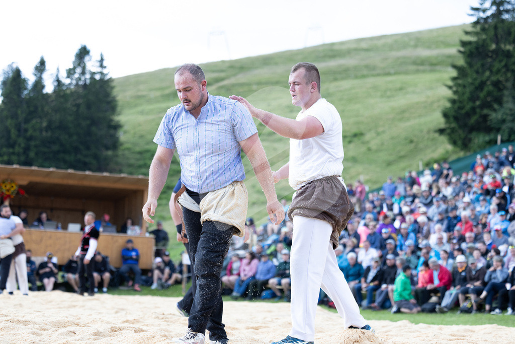 Rigi2025_0224 | Die Schwinger des Schwyzer Kantonalen Schwingerverbandes: Fotos, die Dynamik und Leidenschaft festhalten, sowie emotionale Momente aus dem traditionellen Schwingsport zeigen. - Realisiert mit Pictrs.com