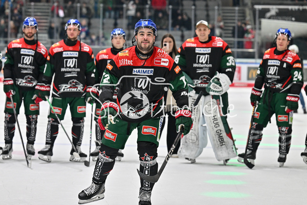 Augsburger Panther - Nürnberg Ice Tigers | Die Spieler der Panther feiern zusammen mit ihren Fans den Heimsieg gegen Nuernberg / DEL: Augsburger Panther - Nuernberg Ice Tigers, Curt Frenzel Stadion am 03.01.2025 / Nicholas BAPTISTE (Augsburger Panther 73)