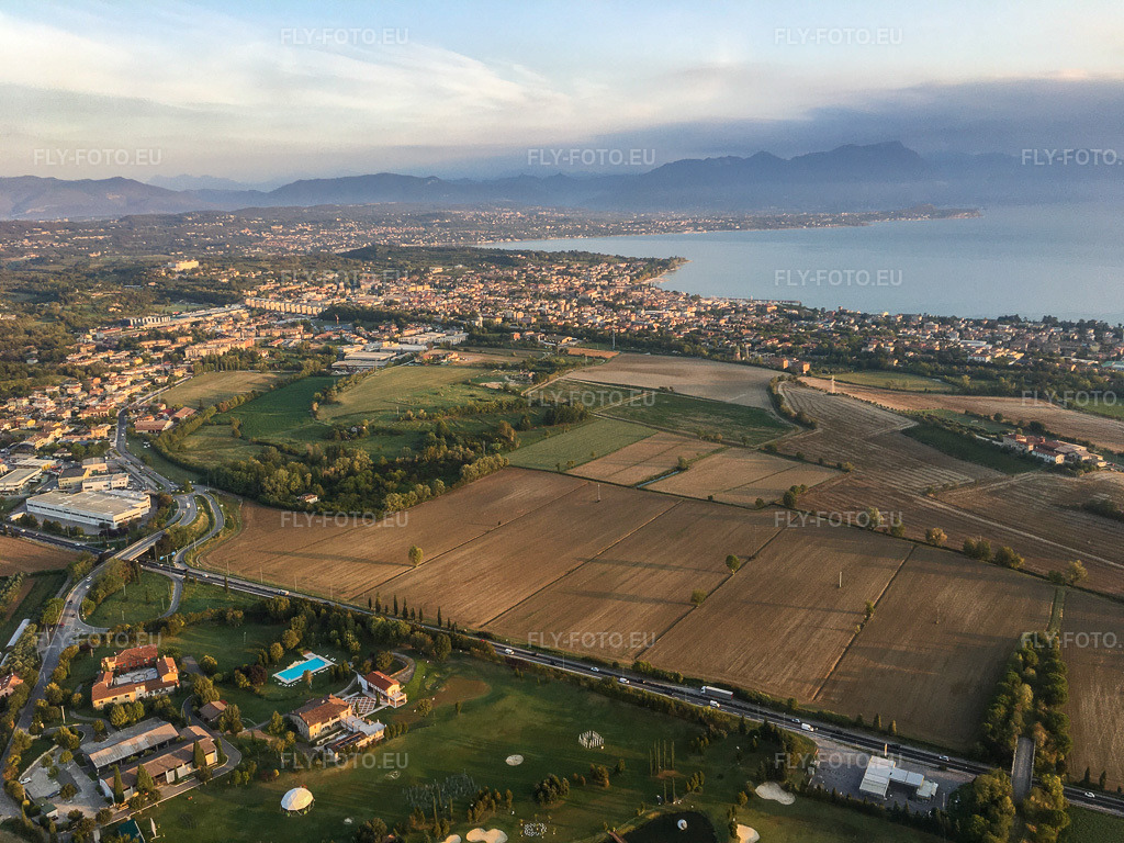 Vue aérienne: Vue de la ville à Desenzano del Garda dans le département Brescia, Italie. Photo: IMG-135014.jpg prise le 23/09/2022 par Werner Riehm/FLY-FOTO.eu – Résolution de l'original: 4032 x 3024 px