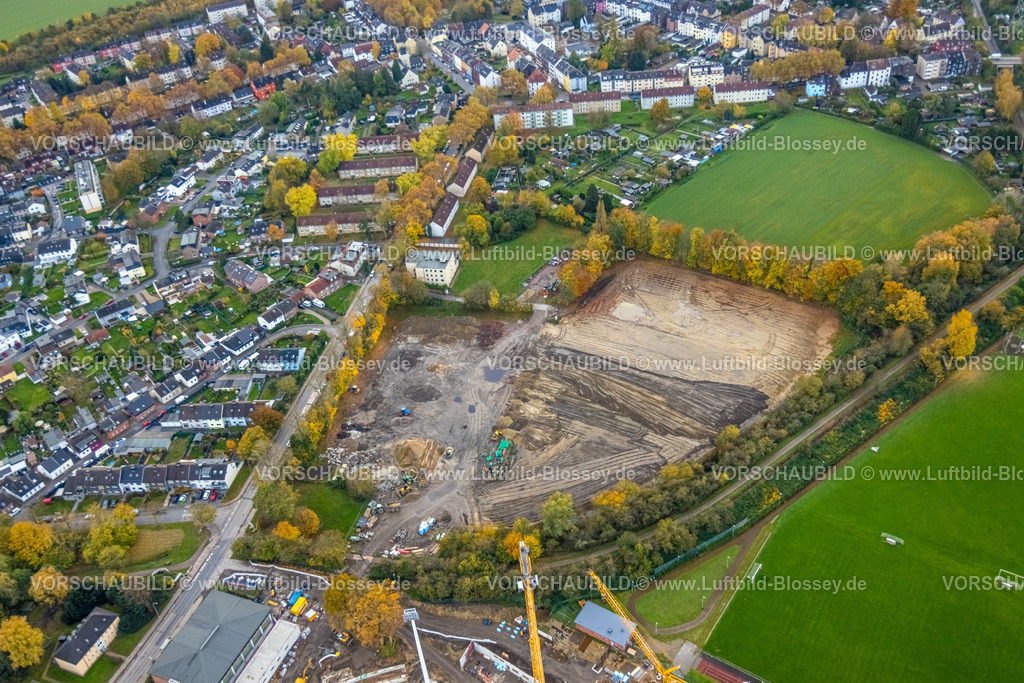 Bochum231102804 | Luftbild, RWE Rot-Weiß Leithe Fußballverein, Baustelle für Renovierung und Neugestaltung der Sportplätze, Wohngebiet Lohrheidestraße, Kleingartenverein und Mehrfamilienhäuser, Leithe, Bochum, Ruhrgebiet, Nordrhein-Westfalen, Deutschland