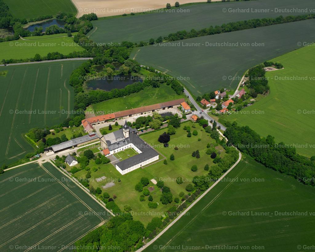 2638338 | GOSLAR 09.06.2006 Gehöft und Bauernhof- Nebengebäude am Rand von landwirtschaftlich genutzten Feldern  in Goslar im Bundesland Niedersachsen, Deutschland // Homestead and farm outbuildings on the edge of agricultural fields  in Goslar in the state Lower Saxony, Germany Foto: Gerhard Launer