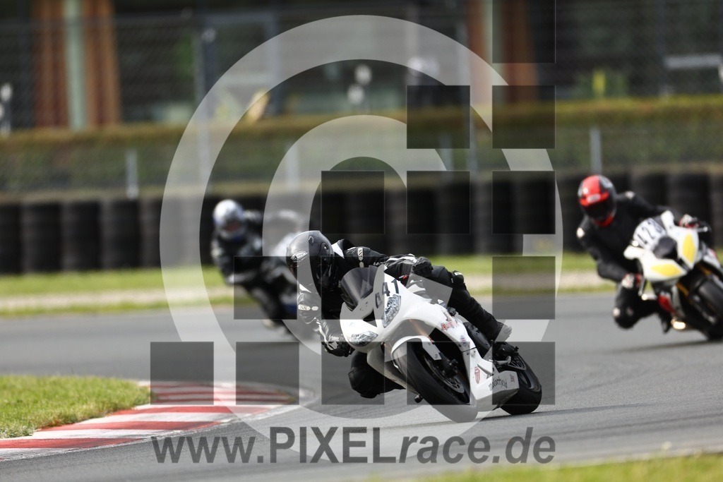 0441-20240617_00275 | Schöne Erinnerungen an spannende Momente - das festzuhalten ist unser Job. PIXELrace.de ist seit 2003 auf den Rennstrecken Europas unterwegs um die Action draußen beim Fahren und die wunderbare Stimmung imm Fahrerlager für euch einzufangen.