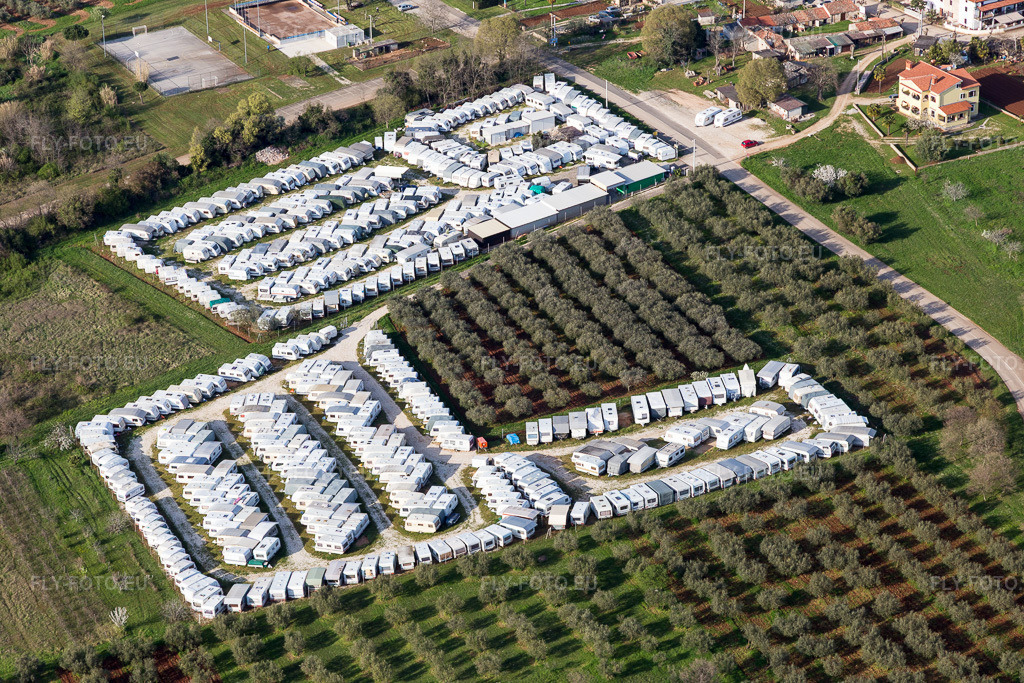 Vue aérienne: Vue de la ville à Kolombera dans le département Gespanschaft Istrien, Croatie. Photo: IMG_106065.jpg prise le 13/04/2018 par Werner Riehm/FLY-FOTO.eu – Résolution de l'original: 5472 x 3648 px