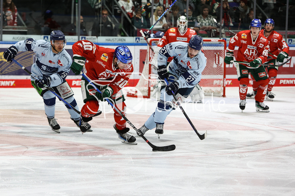Augsburger Panther - Straubing Tigers | Chirs COLLINS (AEV #10) setzt sich in dieser szene gegen Sandro SCHOENBERGER (STR #27) durch / Tim BRUNNHUBER (STR #19)