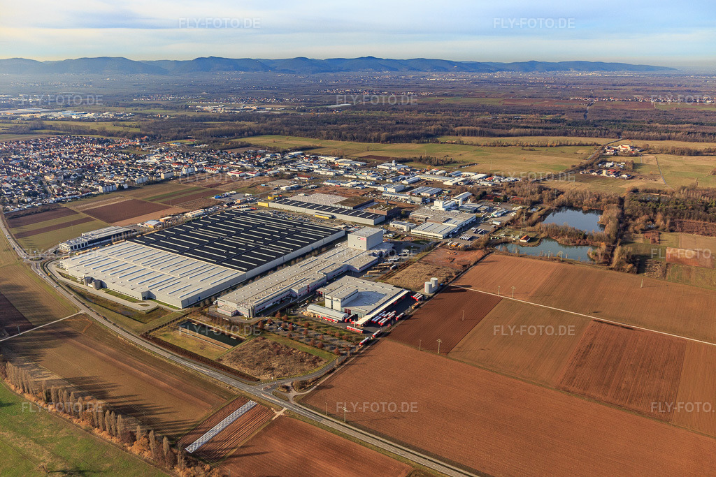 Luftbild: Industriegebiet Interpark aus Südwesten mit Mercedes-Benz Logistikcenter in Offenbach an der Queich im Bundesland Rheinland-Pfalz in Deutschland. Foto: IMG_112626.jpg vom 13.02.2019 durch Werner Riehm/FLY-FOTO.deWWW.MERCEDES-BENZ.COM