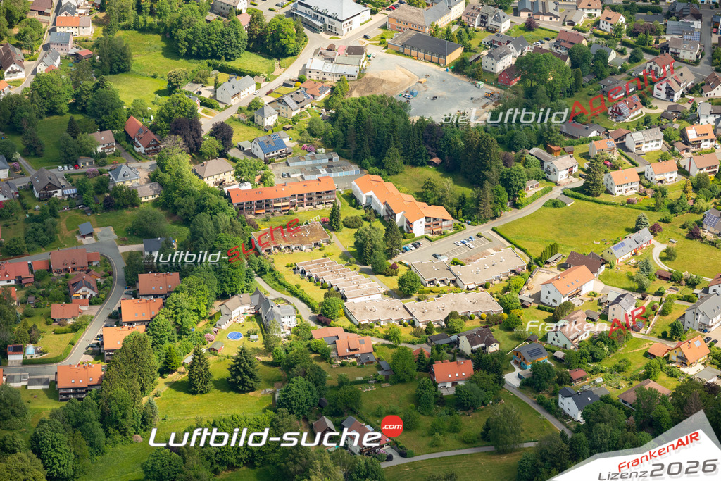 Das Luftbild zeigt :  Bischofsgrün - Die Luftaufnahme wurde 2023 vom UL-Flugzeug aus erstellt ( keine Drohne ) - Hochauflösende Luftaufnahme - Für grossformatige Ausdrucke geeignet. Die Geschenkidee !Mit Lizenz und Bildrechte bestellbar