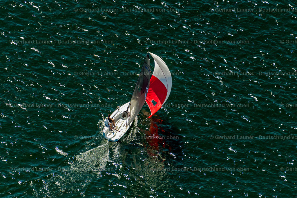 4031296 | STARNBERG 12.06.2020 Sportboot- Segelboot in Fahrt auf dem Starnberger See in Starnberg im Bundesland Bayern, Deutschland. // Sailboat under way on Starnberger See in Starnberg in the state Bavaria, Germany. Foto: Gerhard Launer