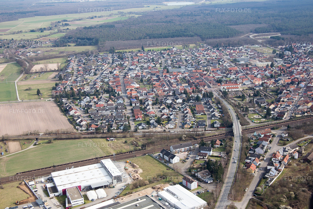 Luftbild: Bahnquerung der Huttenheimer Landstr im Ortsteil Neudorf in Graben-Neudorf im Bundesland Baden-Württemberg in Deutschland. Foto: IMG_086249.jpg vom 26.02.2016 durch Werner Riehm/FLY-FOTO.de