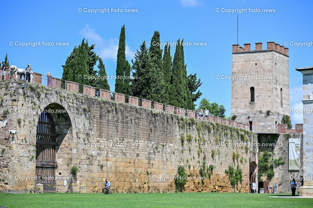 Italien_ Toscana_ Pisa_ 28.05.2024-63 | 28.05.2024, Italien, ITA, Toskana, Pisa im Bild Stadtansichten, Gebäude, Architektur, Touristen, Historisch, Souvenier, Turm, Dom, Piazza, schief


Pisa ist eine Stadt in Italien, gelegen in der Toskana am Arno. Wahrzeichen ist der als Schiefer Turm von Pisa bekannte Campanile des Doms auf der Piazza dei Miracoli im Norden des Stadtzentrums. 
Quelle: Wikipedia
