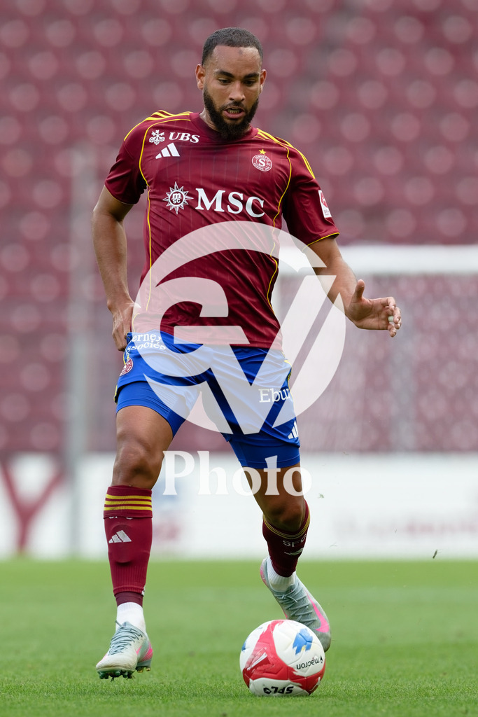 Brack Super League - Servette FC v FC Saint-Gall | Anthony Baron (6 Servette FC) controls the ball (action) during the Brack Super League match between Servette FC and FC Saint-Gall at Stade de Geneve in Geneva, Switzerland