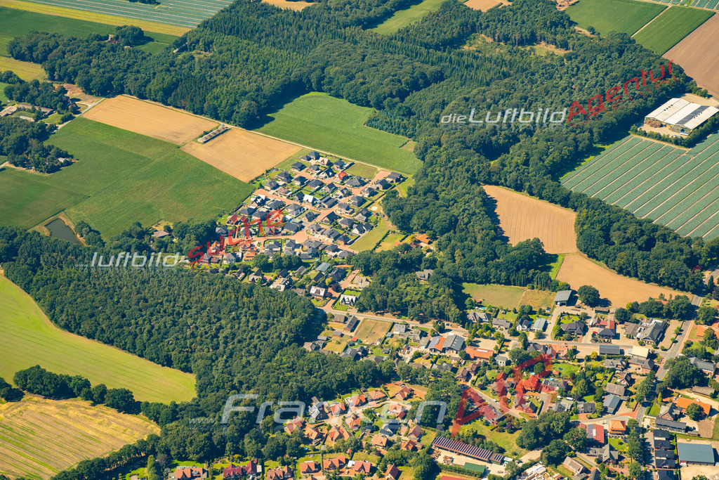 Aktuelles Luftbild von Lüsche Bakum - Die Luftaufnahme wurde 2022 mittels UL-Flugzeug erstellt ( keine Drohne ) - hochauflösende Kamera-Systeme von  Canon -Beste Qualität - Für grossformatige Ausdrucke geeignet. Die Geschenkidee !