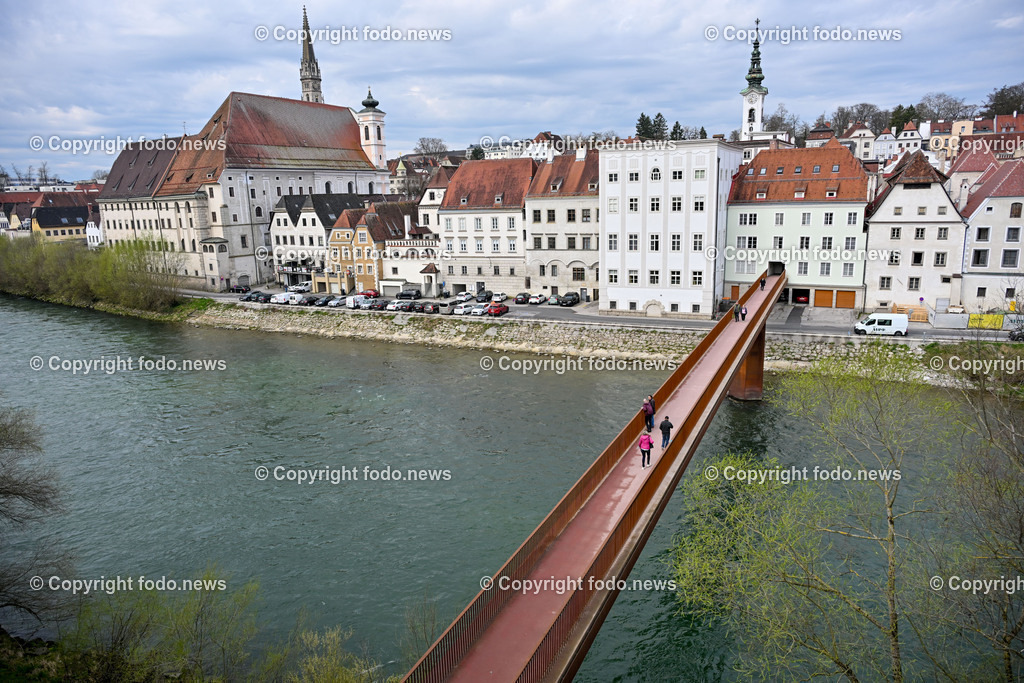 Steyr_ Ennssteg_ 21.03.2024-3 | 21.03.2024, Steyr, AUT, Steyr, im Bild Ennssteg, Enns, Fluss, Uebergang, Bruecke, Fussgaenger, Feature, Symbolbild