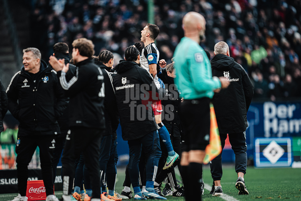 Fußball | Männer | Saison 2023/2024 | 2. Fußball-Bundesliga | 16. Spieltag | Hamburger SV vs. SC Paderborn 07 | 09.12.2023 | Torschütze Laszlo Benes (#8, HSV) springt jubelnd zur Ersatzbank