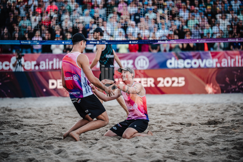 Beachvolleyball | Männer | Finale | Deutsche Meisterschaften 2025 Timmendorfer Strand | 07.09.2025 | v.l. Sven Winter und Lukas Pfretzschner gewinnen das Finale um die Deutsche Meisterschaft und jubeln