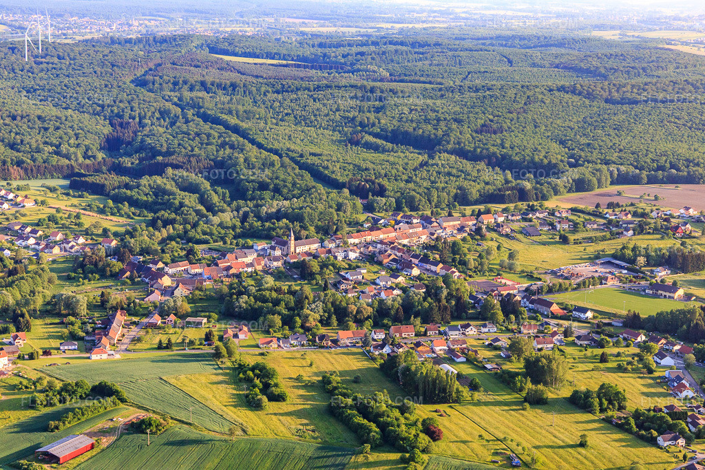 Aerial view: View of the town from the northeast in Siltzheim in the state Bas-Rhin, France. – Photo: IMG_107339.jpg taken on 05/19/2018 by Werner Riehm/FLY-FOTO.com – Resolution of the original: 5472 x 3648 px