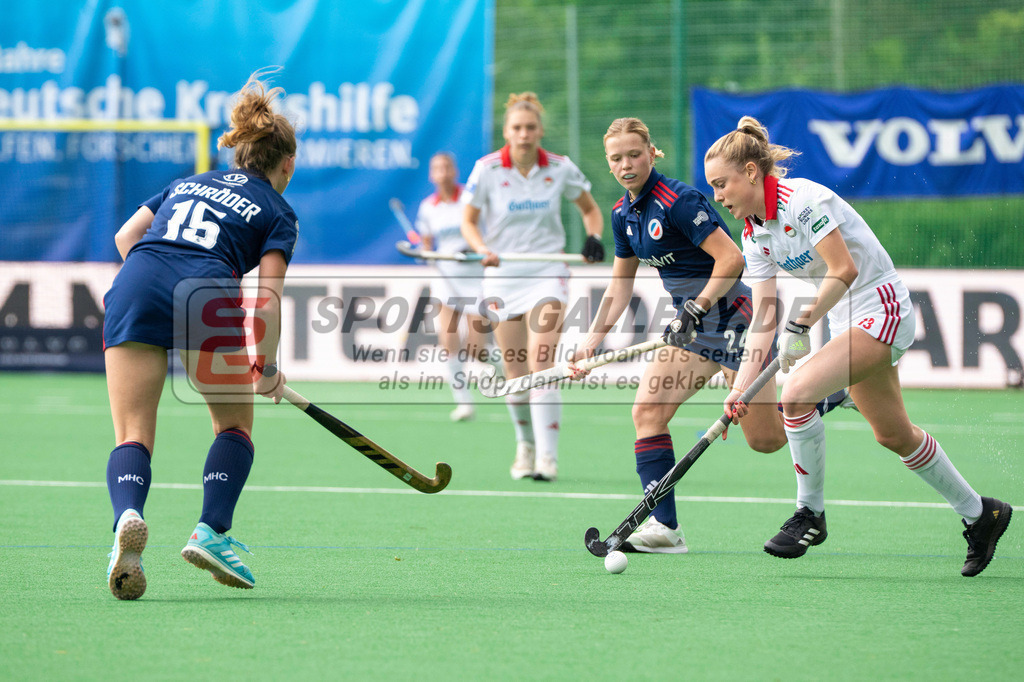 Final4_20240518-1212-0070 | Bonn, Deutschland, 18.05.2024: Nika Hansen (Rot-Weiss Koeln), Paula Schroeder (Mannheimer HC) in Aktion waehrend des Spiels der Deutsche Feldhockey-Meisterschaften 2024 zwischen Final 4 Damen Rot Weiss Köln - Mannheimer HC im Bonner THV am 18.05.2024 in Bonn, Deutschland. (Foto von Stephan Fehrmann)

Bonn, Germany, 18.05.2024: Nika Hansen (Rot-Weiss Koeln), Paula Schroeder (Mannheimer HC) in action during the game of Deutsche Feldhockey-Meisterschaften 2024 between Final 4 Damen Rot Weiss Köln - Mannheimer HC in Bonner THV at 18.05.2024 in Bonn, Deutschland. (Foto from Stephan Fehrmann)