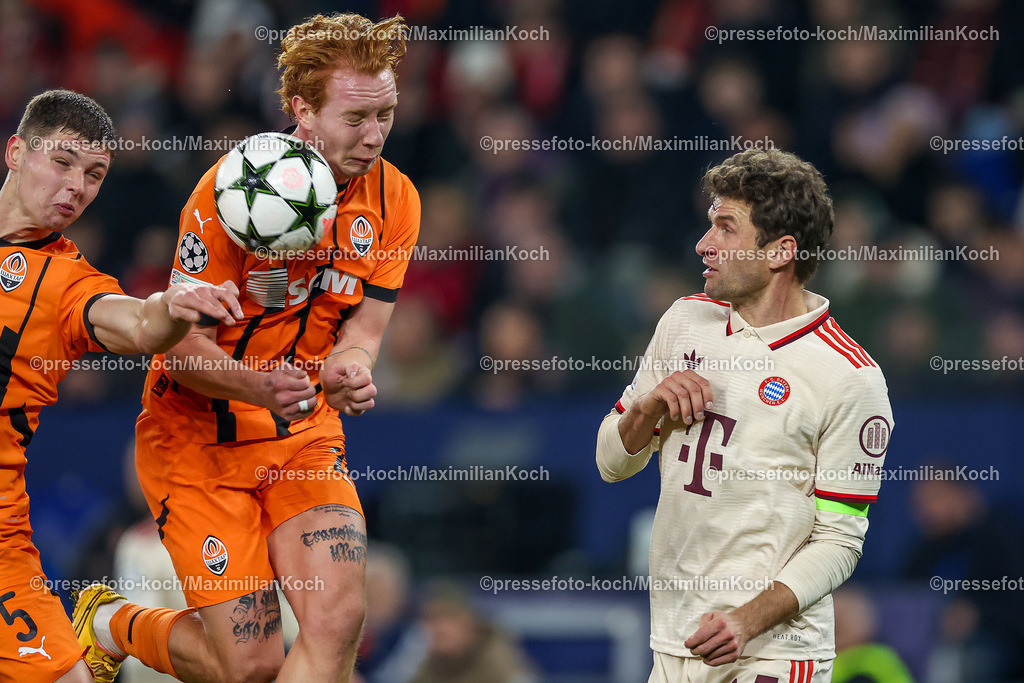 UCL10122401044 | 10.12.2024, Fußball, UEFA Champions League, Schachtar Donezk - FC Bayern München, Arena AufSchalke Gelsenkirchen, 8. Spieltag Saison 2024 2025: Yukhym Konoplya (Schachtar Donezk #26) im Zweikampf gegen Thomas Müller (Bayern #25)DFB regulations prohibit any use of photographs as image sequences and or quasi-video.