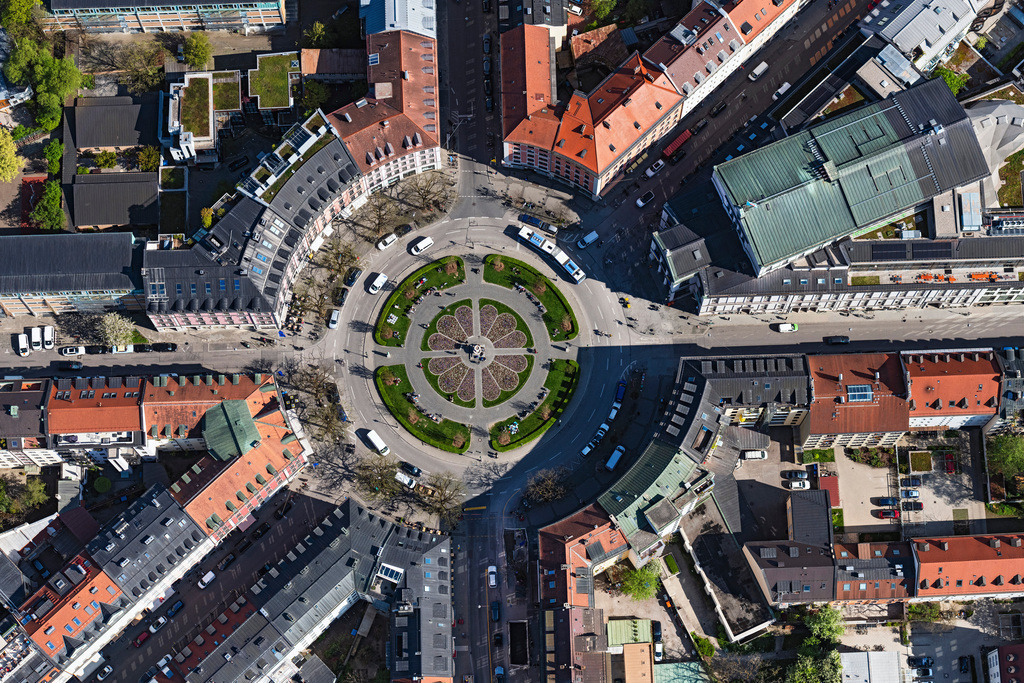 dr__0095995.jpg | MüNCHEN 28.04.2022 Senkrecht- Luftbild aus der Satelliten- Perspektive vom Gärtnerplatz mit Staatstheater im Glockenbachviertel in München Isarvorstadt im Bundesland Bayern. Weiterführende Informationen bei: Staatstheater am Gärtnerplatz. // Vertical aerial view from the satellite perspective of the gaertnerplatz in the inner city center in Munich in the state Bavaria. Further information at: Staatstheater am Gaertnerplatz. Foto: Daniel Reiter