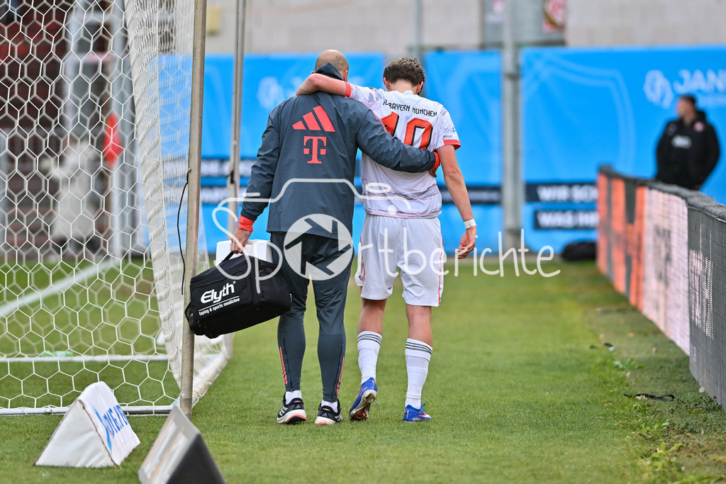FC Würzburger Kickers - FC Bayern Amateure | WÜRZBURG, DEUTSCHLAND - 10. APRIL: der verletzte Guido DELLA ROVERE (FC Bayern München II 10) muss vom Platz geführt werden während dem Match zwischen dem FC Würzburger Kickers und den Amateuren des FC Bayern München am 28. Spieltag der Regionalliga Bayern in der AKON Arena
