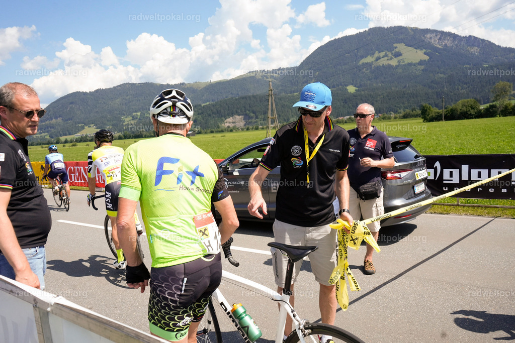 427_20230817_Bewerb_Maenner_Muehlanger | AUT - OESTERREICH, 2023-08-16: SPORT RENNRAD-FAHREN - 55. INTERNATIONALER RADWELTPOKAL IN ST. JOHANN IN TIROL  - Vintage-Radrennen mit WM-Bronze-Medaillen-Siegerin Christina Schweinberger, den Teilnehmer und Alexander Baumann (vom Orginastions-Team) - TAG 2 BEWERB MAENNER IN SECHS GRUPPEN  ; Foto: Roland Muehlanger