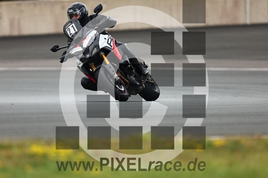 0021-20250916_02783 | Schöne Erinnerungen an spannende Momente - das festzuhalten ist unser Job. PIXELrace.de ist seit 2003 auf den Rennstrecken Europas unterwegs um die Action draußen beim Fahren und die wunderbare Stimmung imm Fahrerlager für euch einzufangen.