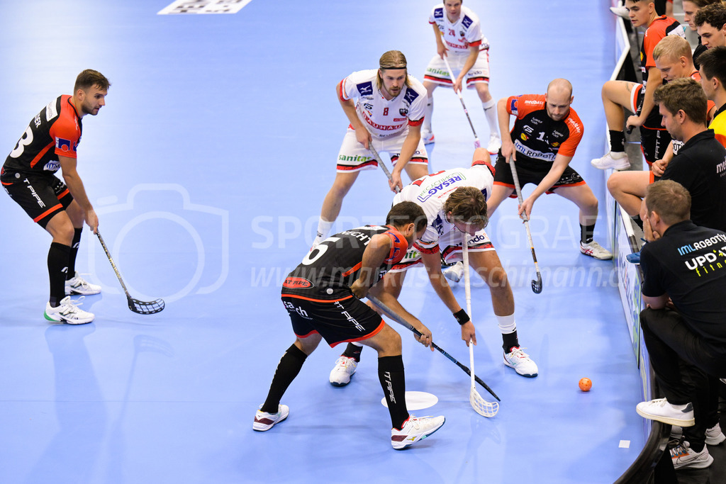 HC Rychenberg vs. Floorball Köniz - 28. August 2022 | HC Rychenberg vs. Floorball Köniz
AXA Arena, Winterthur
Sämi Gutknecht (#6 HC Rychenberg) beim Bully.
Bild: Sportfotografie Markus Aeschimann | www.markus-aeschimann.ch - Realisiert mit Pictrs.com