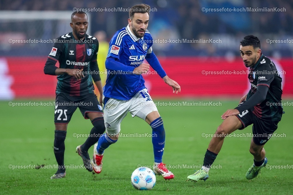 S0401022501052 | 01.02.2025, Fußball, FC Schalke 04 - 1. FC Magdeburg, 2.. Fußball Bundesliga, 20. Spieltag, Veltins-Arena Gelsenkirchen, Saison 2024 2025: Kenan Karaman (S04 #19) im Zweikampf gegen Livan Burcu (1.FC Magdeburg #29) und Silas Gnaka (1.FC Magdeburg #25)DFB regulations prohibit any use of photographs as image sequences and or quasi-video.