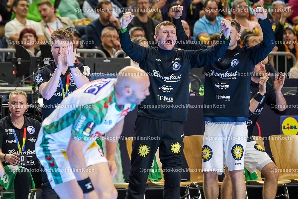 xSSCx18042602011 | 18.04.2026, xsscx, Handball, DHB-Pokal Lidl Final4, Halbfinale, Bergischer HC - SC Magdeburg, Saison 2025 / 2026 Herren, Lanxess Arena, Köln: Die Mannschaft des Bergischer HC jubelnd nach einem Treffer Photo: xSandraxScherningxPressefotoKochx
