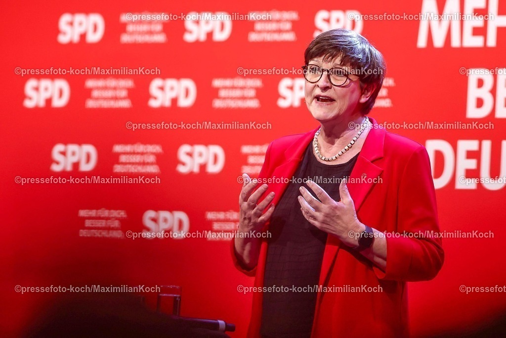 SPD21022502097 | 21.02.2025, Wahlkampfveranstaltung SPD,  Abschlusskundgebung der Sozialdemokratische Partei Deutschlands vor den Bundestagswahlen, Westfalenhalle Dortmund. Im Bild: Saskia Esken (Parteivorsitzende SPD)