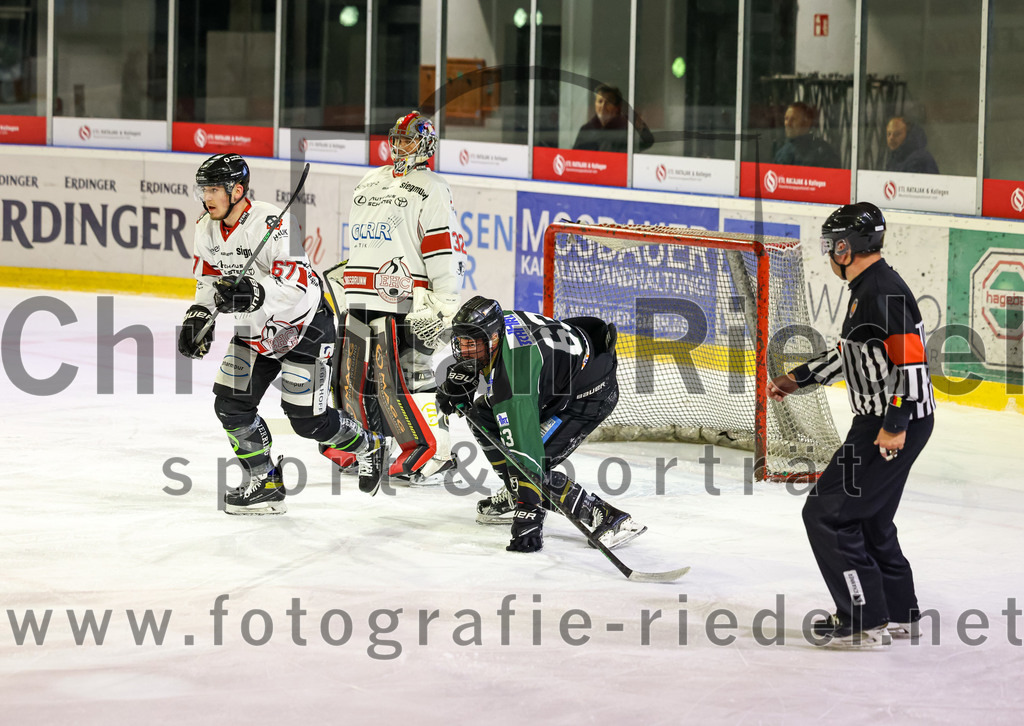2022-11-06_096_TSV_Erding_gegen_EHC_Koenigsbrunn | Erding, Deutschland, 06.11.2022:
Eishockey, Bayernliga 2022 / 2023, 11. Spieltag, TSV Erding gegen EHC Königsbrunn, Endergebnis: 1:7

Tobias Cramer (Erding Gladiators, #63)

Foto: Christian Riedel / fotografie-riedel.net