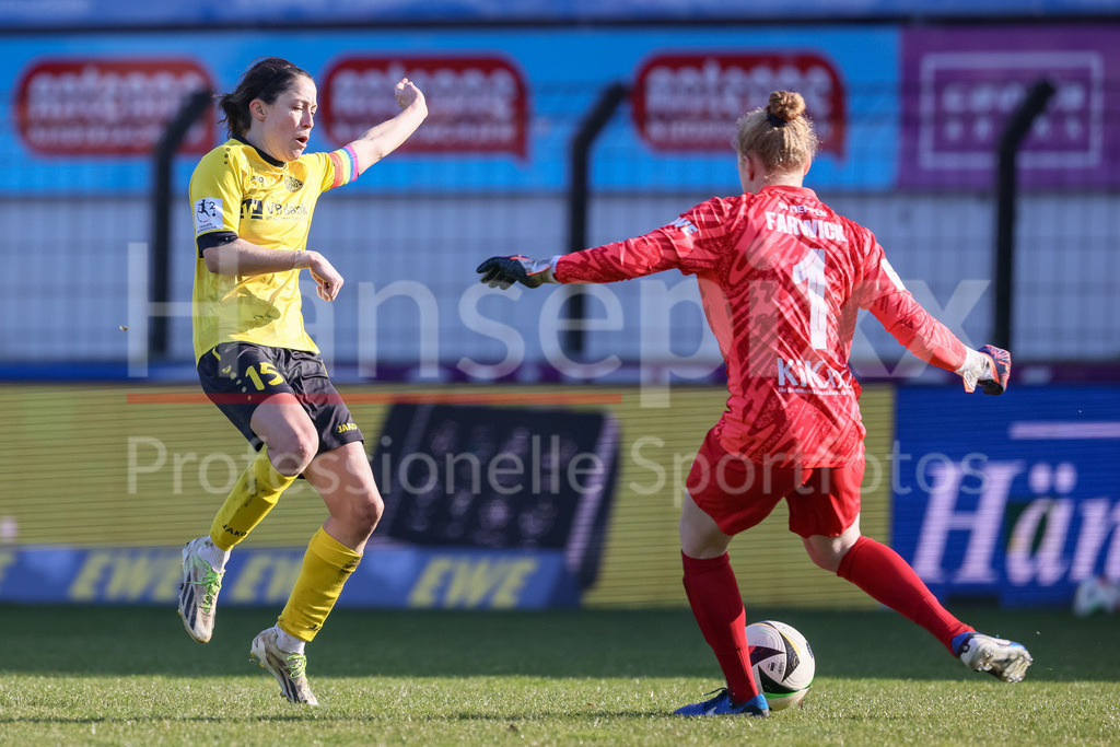 Fussball, 2. Frauen-Bundesliga, SV Meppen - SV 67 Weinberg | v.li.: Annika Kömm (SV 67 Weinberg, 15) und Thea Farwick (Torhüterin, Torwart, SV Meppen, 1) im Zweikampf, Duell, Dynamik, Aktion, Action, Spielszene, DIE DFB-RICHTLINIEN UNTERSAGEN JEGLICHE NUTZUNG VON FOTOS ALS SEQUENZBILDER UND/ODER VIDEOÄHNLICHE FOTOSTRECKEN. DFB REGULATIONS PROHIBIT ANY USE OF PHOTOGRAPHS AS IMAGE SEQUENCES AND/OR QUASI-VIDEO.
