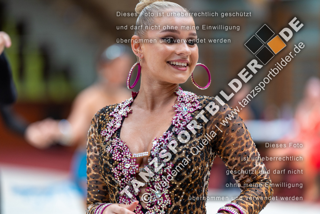 20240810-00785 | Hier finden Sie Tanz Bilder vom Latein und Standard Formationen tanzen. Sportbilder vom Tanzsport. Schöne Fotos und von Weltmeisterschaft, Europameisterschaft, Bundesliga, Regionalliga, Oberliga und Landesliga sowie von GOC Stuttgart, DanceComp, WM Bremen