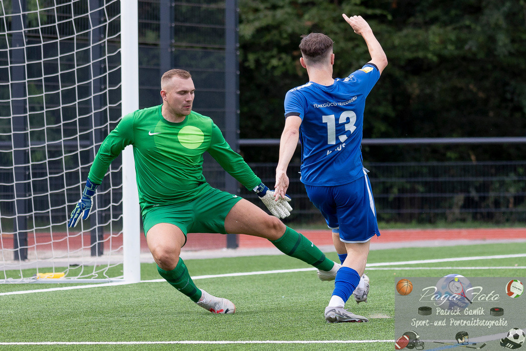 Testspiel: Spvgg. 03 Fechenheim - Türk Gücü Friedberg, 13.07.2024 | Niklas Kraus (Türk Gücü Friedberg #13) mit der Vorlage zu Noah Michel (Türk Gücü Friedberg #33) - Armin Buchholz (Spvgg. 03 Fechenheim #32) machtlos, Spvgg. 03 Fechenheim - Türk Gücü Friedberg, Frankfurt am Main, Sportanlage Birsteiner Straße, 13.7.2024 - Realisiert mit Pictrs.com