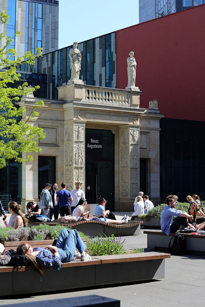 Schinkelportal | Das Team hinter BILDLEXIKON LEIPZIG bündelt historische wie aktuelle Informationen über die Stadt Leipzig in Text und Bild auf einer Plattform und stellt diese der interessierten Öffentlichkeit zur Verfügung.